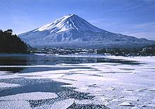河口湖と富士山の冬
